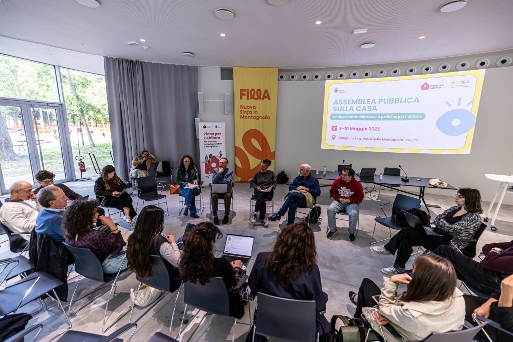 Tavolo di discussione dell'Assemblea pubblica casa 2025