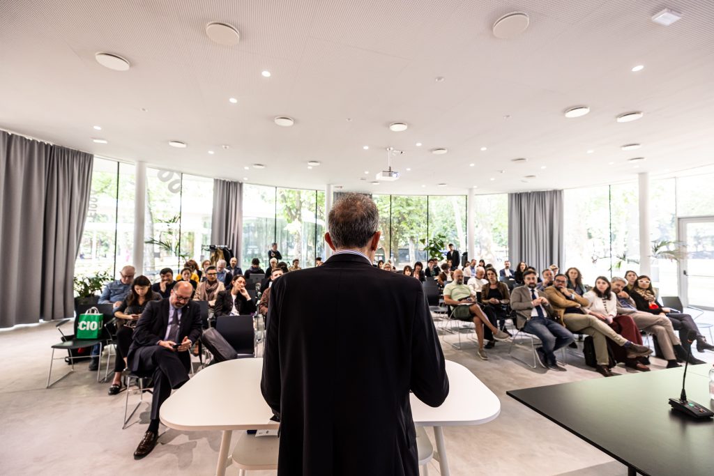 Relatore di spalle con platea sullo sfondo