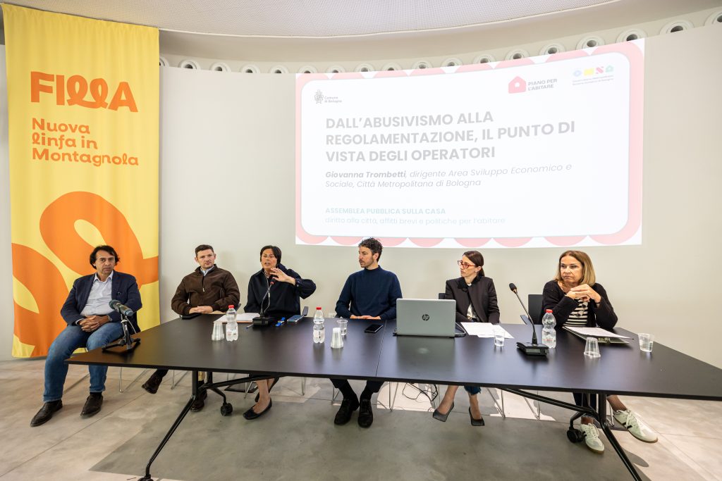 A>l tavolo dei relatori i rappresentanti di Città Metropolitana e del settore del turismo extralberghiero
