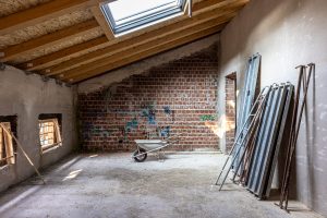 Sottotetto in legno e finestra sul soffitto