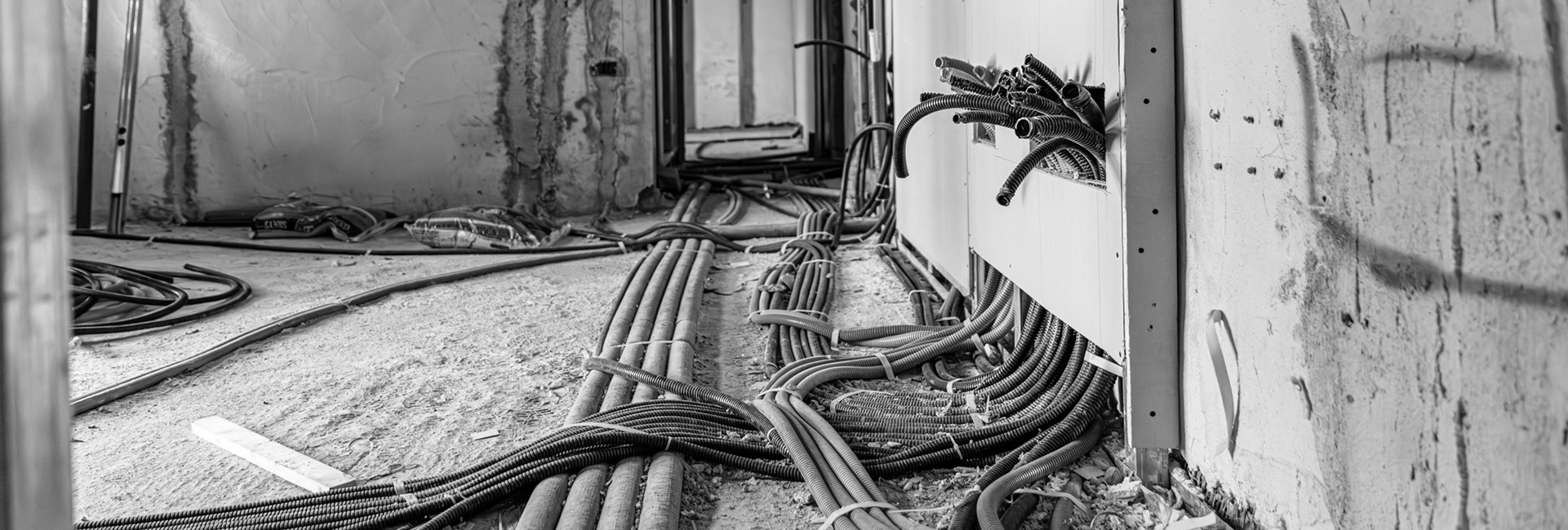 Tubi scoperti e lavori in corso all'interno dello stabile