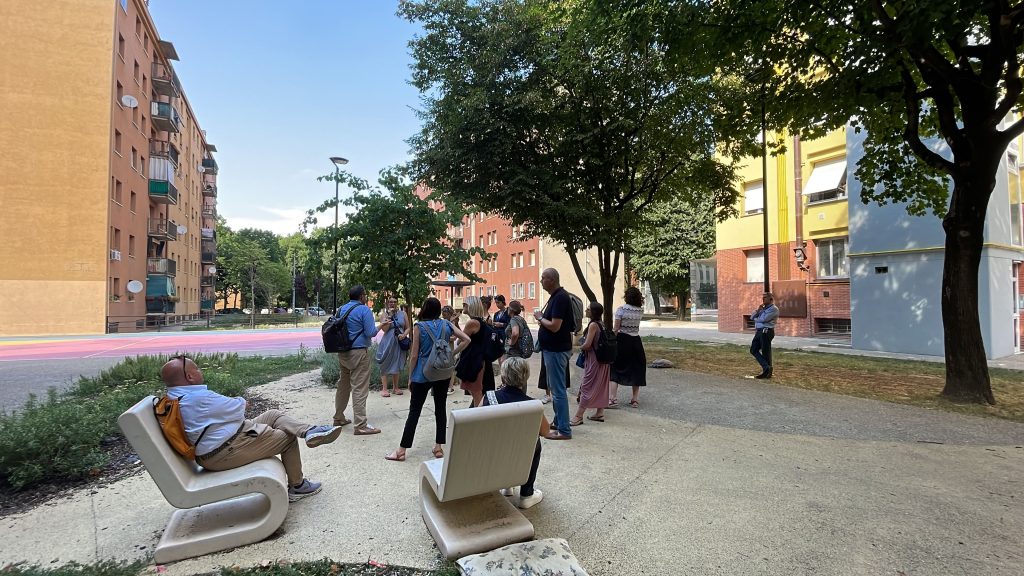 Gruppo di persone nel Giardino delle Popolarissime