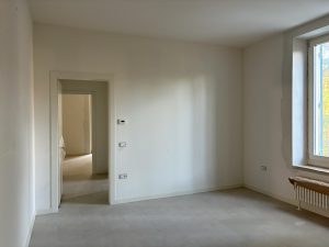 Interno di un alloggio con vista di finestra e cornice di una porta