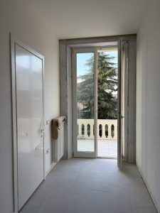 Interno di un alloggio con vista di porta finestra