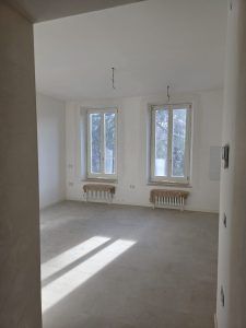 Interno di un alloggio con vista di due finestre