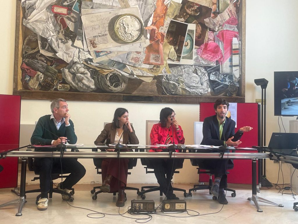 L'Assessore alla Cultura Daniele Del Pozzo, la Vicesindaca Emily Clancy, la coordinatrice di progetto Annalisa Bonvicini e il direttore artistico Filippo Malerba durante la conferenza stampa