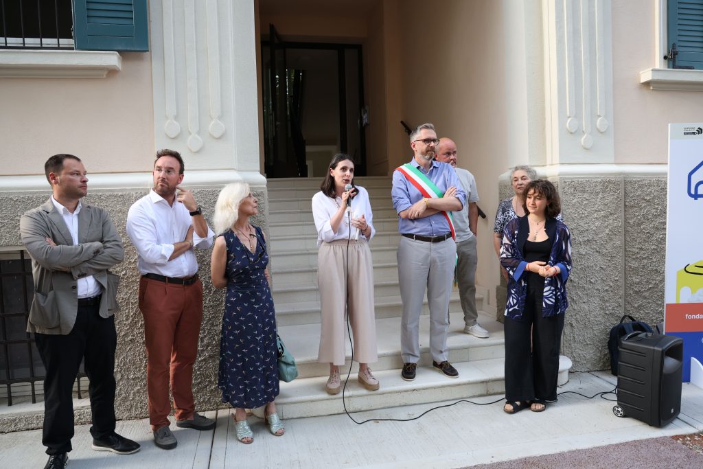 Emily Clancy interviene al microfono