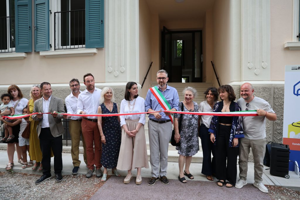 Matteo Lepore si accinge a tagliare il nastro per inaugurare l'immobile