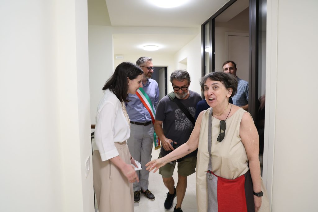 Matteo Lepore, Emily Clancy insieme ad alcuni cittadini visitano lo stabile