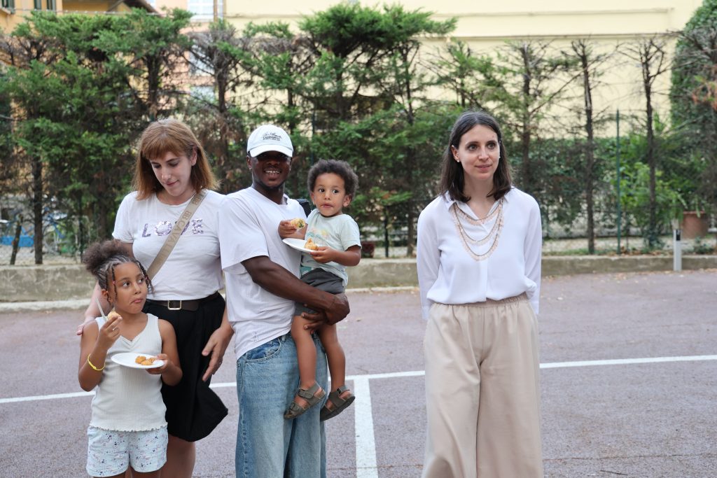 Emily Clancy accanto a una famiglia di assegnatari