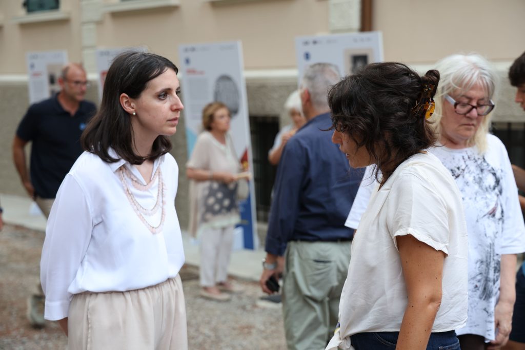 Emily Clancy parla con una ragazza all'esterno dell'Ex Clinica Beretta