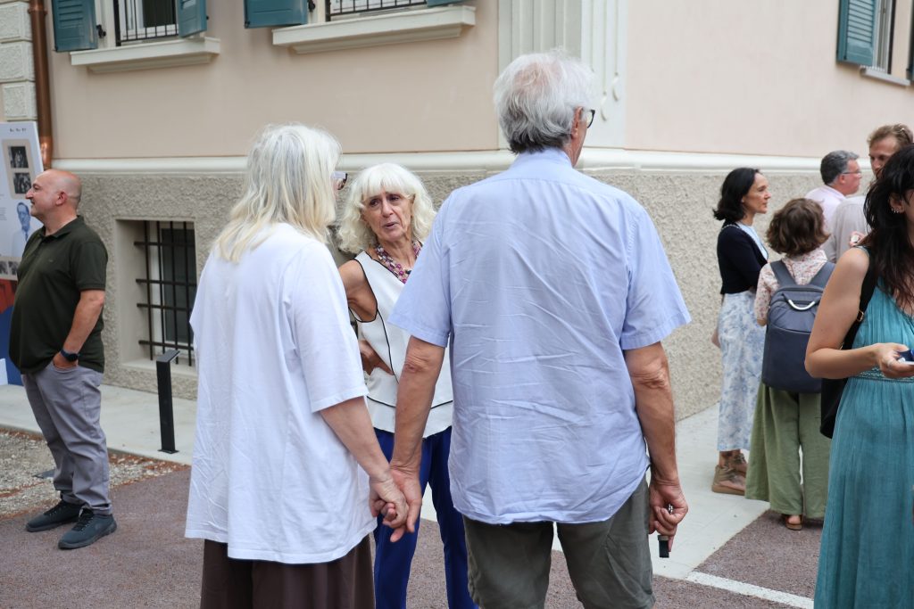 Persone all'esterno dell'edificio Ex Clinica Beretta