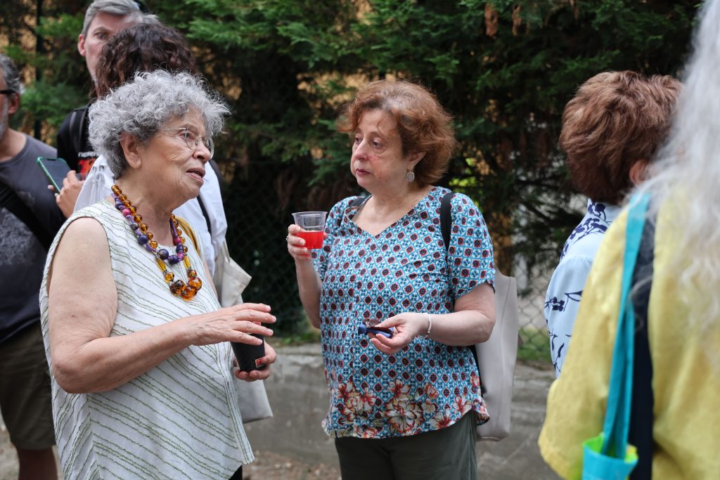 Persone al rinfresco all'esterno dell'edificio Ex Clinica Beretta