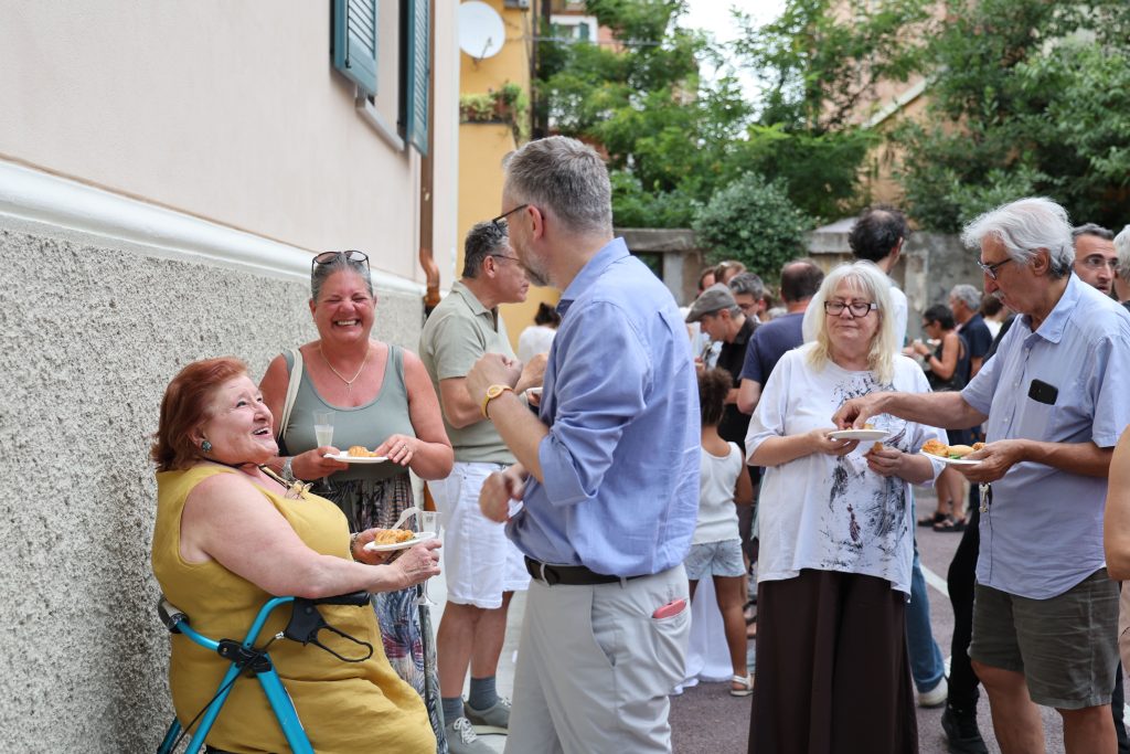 Persone al rinfresco all'esterno dell'edificio Ex Clinica Beretta