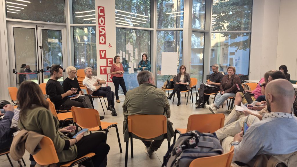 Partecipanti al laboratorio seduti in cerchio nel Padiglione del Giaridno Joe Cassano