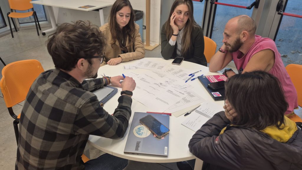 Partecipanti al laboratorio seduti a un tavolo nel Padiglione del Giaridno Joe Cassano