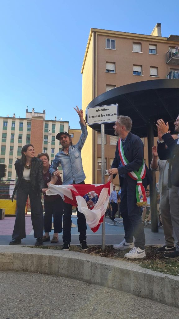 Il fratello di Joe Cassano insieme al sindaco e alla vicesindaca svelano il cartello di intitolazione del giardino